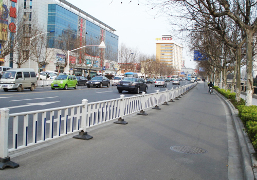 公路隔離欄