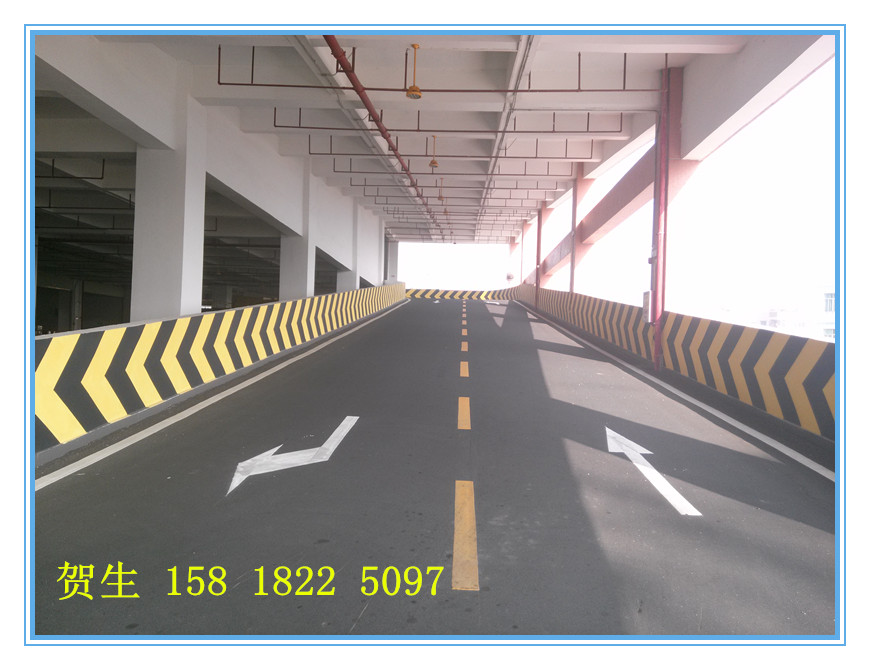 車(chē)道劃線、墻面導(dǎo)向標(biāo)志